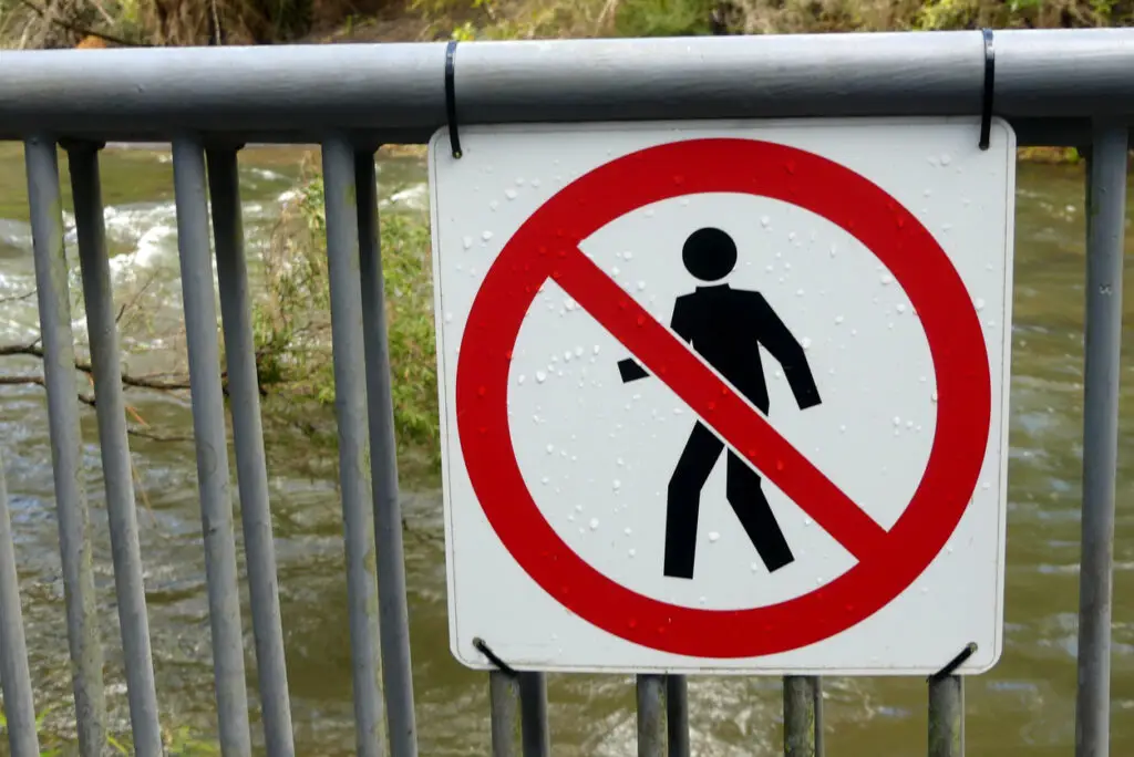 This sign indicates no pedestrians can cross here.